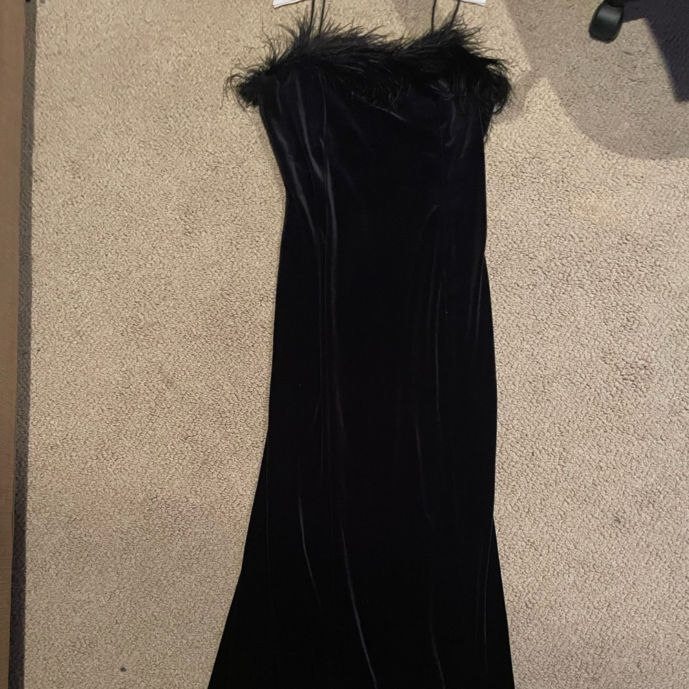 Elegant Black Velvet Dress - Picture 2 of 5